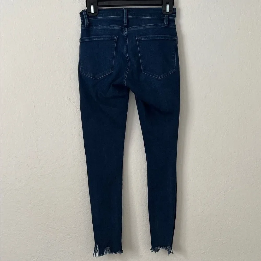 Like New! FRAME Le Skinny De Jeanne Raw Hem in Size 26
